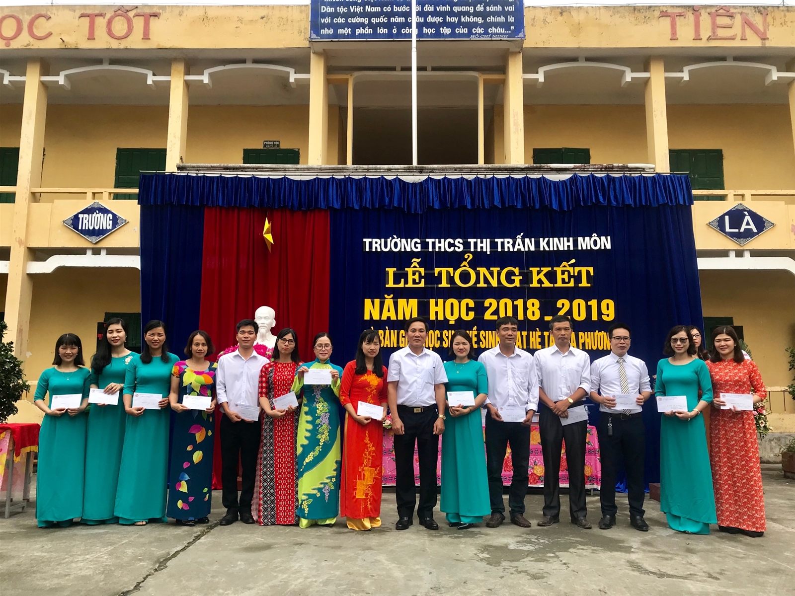 Ông Mạc VĂn Khiêm - PCTUBNN thị trấn Kinh Môn phát thưởng cho các đồng chí giáo viên đạt thành tích cao trong năm học